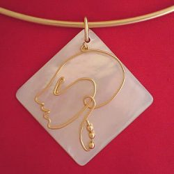 Face pendant in gold wire with mother of pearl Face pendant in gold wire with mother of pearl