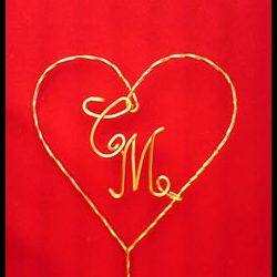 for wedding bouquet, initials in the centre of the bridal bouquet idea for wedding bouquet, initials in the centre of the bridal bouquet