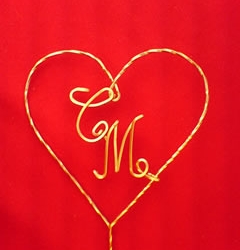 for wedding bouquet, initials in the centre of the bridal bouquet idea for wedding bouquet, initials in the centre of the bridal bouquet